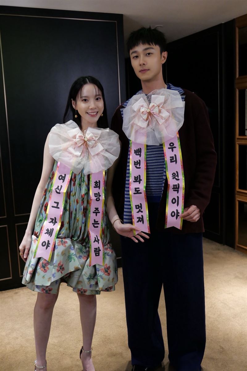 程予希（左）和施柏宇（右）收到應援花圈。（圖／阿榮影業提供）