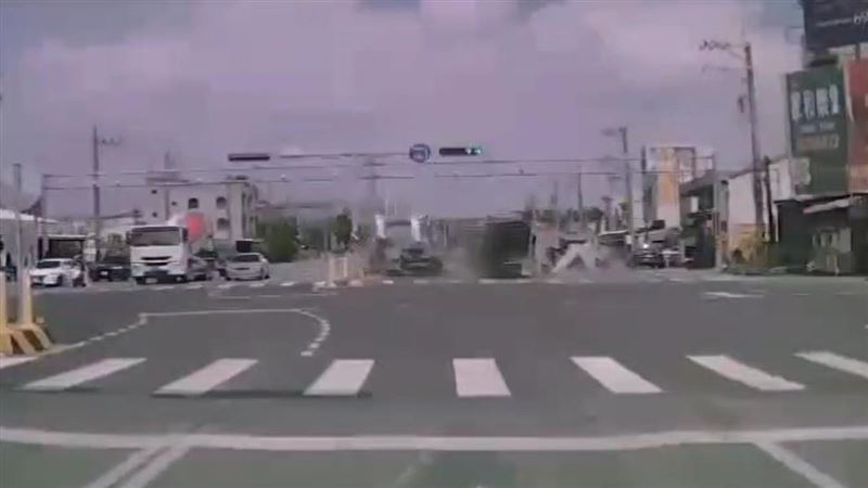 省道台1線台南官田段，發生預拌混凝土車翻覆事故。（圖／翻攝畫面）