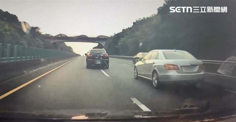國道3號竹山路段發生行車糾紛槍擊案，黃男不滿賓士超車，持鎮暴槍沿路射擊。（圖／民眾提供）