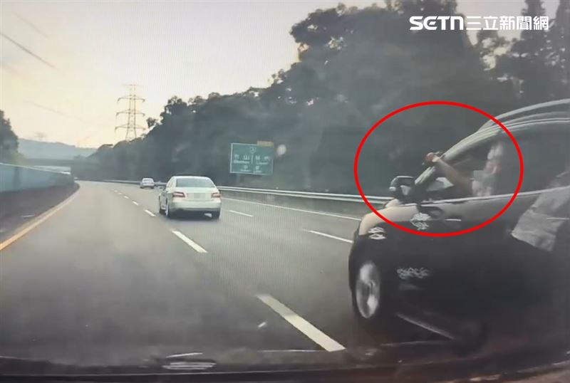 國道3號竹山路段發生行車糾紛槍擊案，黃男不滿賓士超車，持鎮暴槍沿路射擊。（圖／民眾提供）