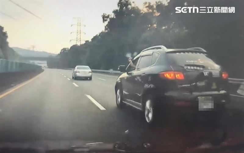 國道3號竹山路段發生行車糾紛槍擊案，黃男不滿賓士超車，持鎮暴槍沿路射擊。（圖／民眾提供）