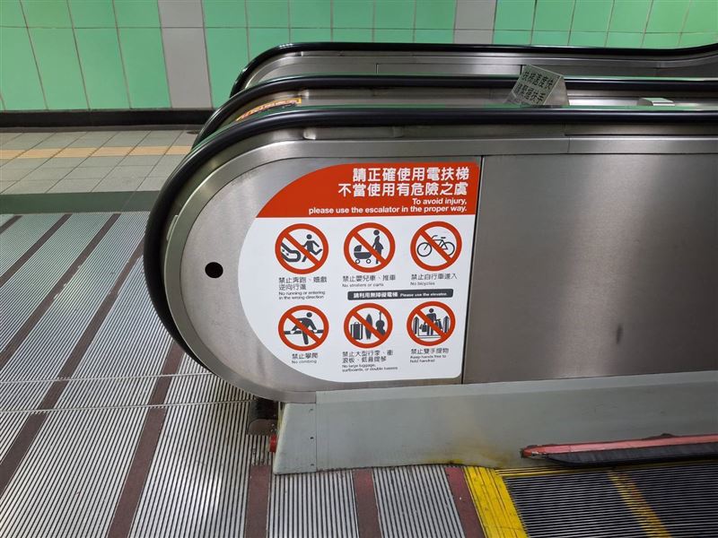 台北捷運手扶梯都有明確告示與宣導,禁止娃娃車、輪椅搭乘手扶梯。(圖/台北捷運提供)