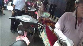 屏東萬丹兩台外型相似的機車都未拔鑰匙，造成買水果民眾誤騎引發烏龍報案。（圖／翻攝畫面）