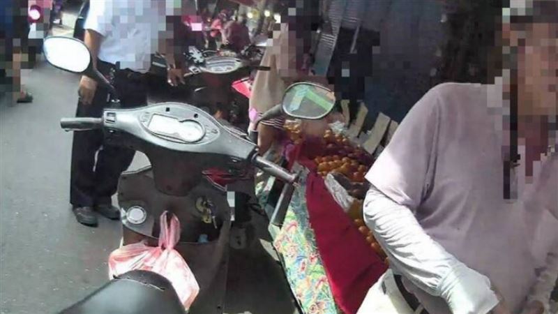 屏東萬丹兩台外型相似的機車都未拔鑰匙，造成買水果民眾誤騎引發烏龍報案。（圖／翻攝畫面）