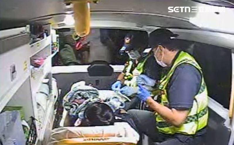 消防局獲報後,神岡分隊人員火速到場處置,成功協助母嬰平安送醫,化解一場驚險突發的生命考驗。(圖/翻攝畫面)