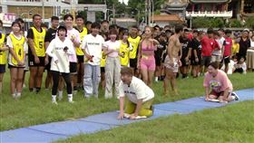 胡瓜當場下跪。（圖／民視提供）