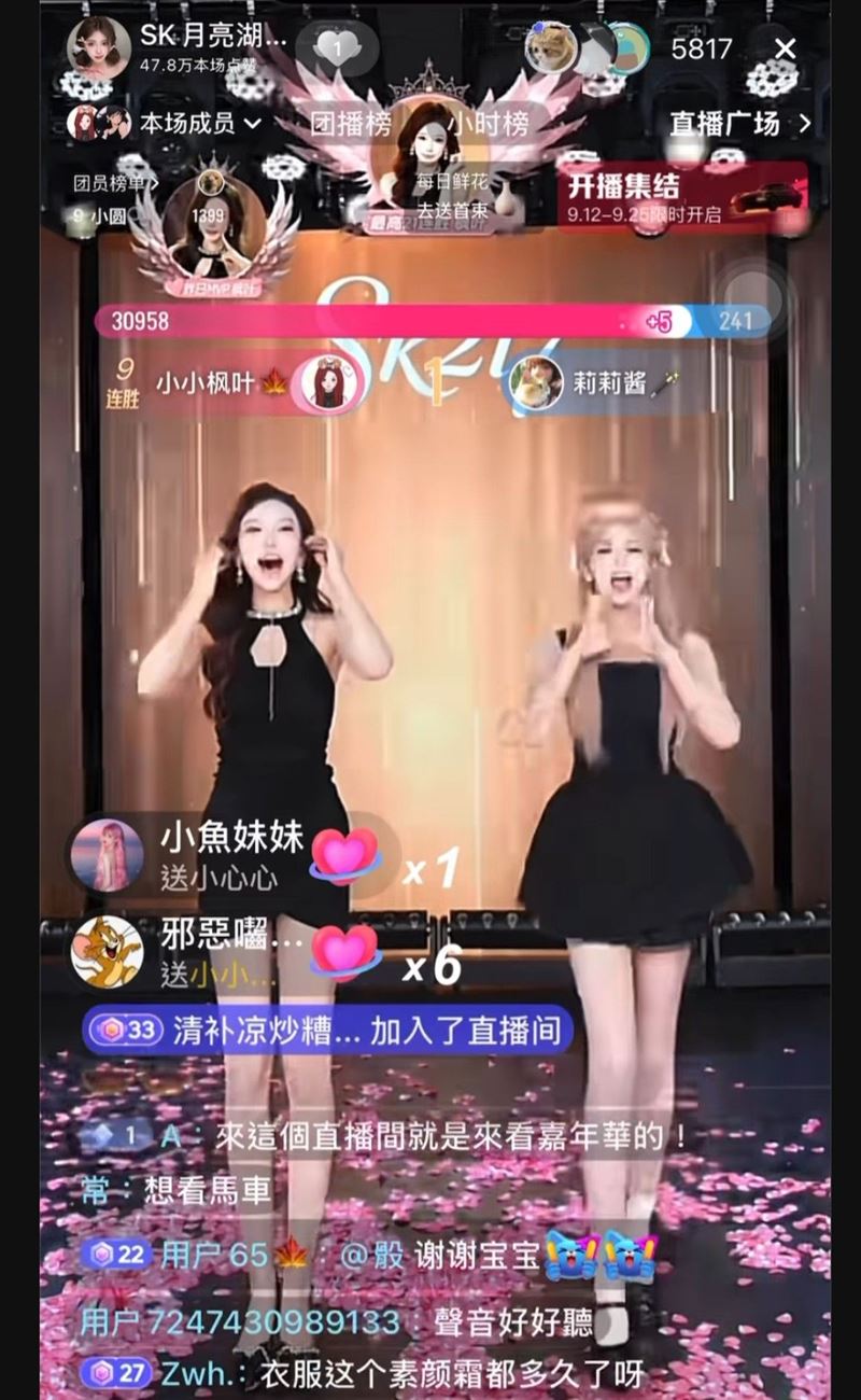 抖音「上車舞」爆紅後，正宗的楓葉姐姐（左）為避免再度被封號，乾脆改以雙人 PK 模式應戰。畫面中，一位名叫「洛總」（夫人）的帳號在短短十分鐘內，疑似豪邁刷出十次嘉年華禮物——根據搜孤網的資料顯示，抖音的嘉年華單次價值約人民幣三千元，十次折合台幣超過十二萬七千元。滿天特效閃爍之際，兩位主播忍不住笑得合不攏嘴，直播間也瞬間被推向最高潮，有網友留言，洛總缺女兒（婿）嗎？（圖／翻攝自抖音）