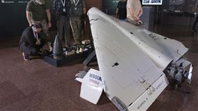 今年6月，在烏克蘭基輔舉行的擴大對俄羅斯制裁國際會議上，與會者查看一架受損的伊朗製造無人機「見證者」。（圖／美聯社／達志影像）