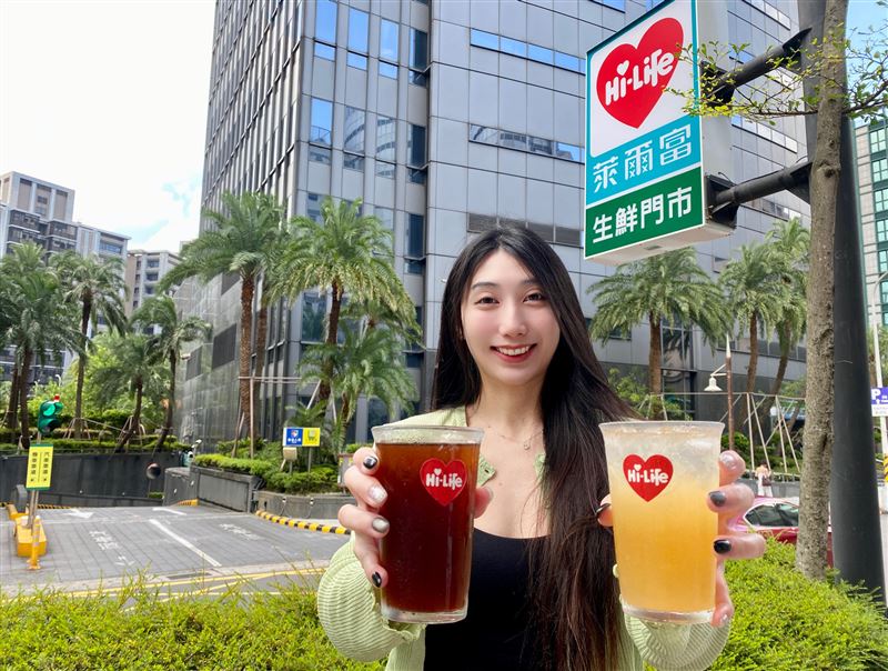 萊爾富Hi Café推出2款消暑果香風味冰飲，特大杯檸檬焙烏龍冰茶與特大杯柳橙氣泡美式。（圖／品牌業者提供）
