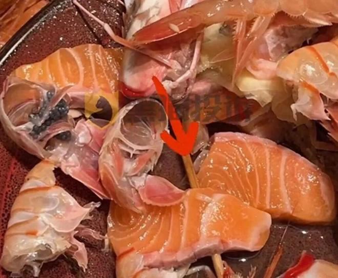 小吳把吃剩的鮭魚生魚片藏在蝦殼下面。（圖／微博）