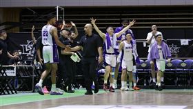 新竹御嵿攻城獅單場25次助攻展現團隊球風，下半場演逆轉秀擊敗KBL原州DB Promy。（圖／新竹攻城獅提供） 