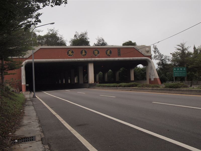 一輛懸掛偽造車牌的機車,因拒絕警方攔查而加速逃逸,行經台61線西濱公路鳳鼻隧道出口時,不明原因失控自撞護欄釀成兩命!(示意圖/GOOGLE)