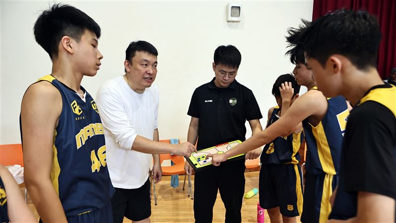 U19籃球聯盟創辦人陳建豪(左二)。（圖／U19籃球聯盟提供）