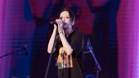 楊乃文和觀眾話家常，還吐槽人家沒穿上衣。（圖／台東縣政府提供）