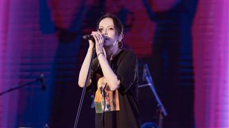 金曲歌后唱到一半！驚喊台下觀眾沒穿衣服