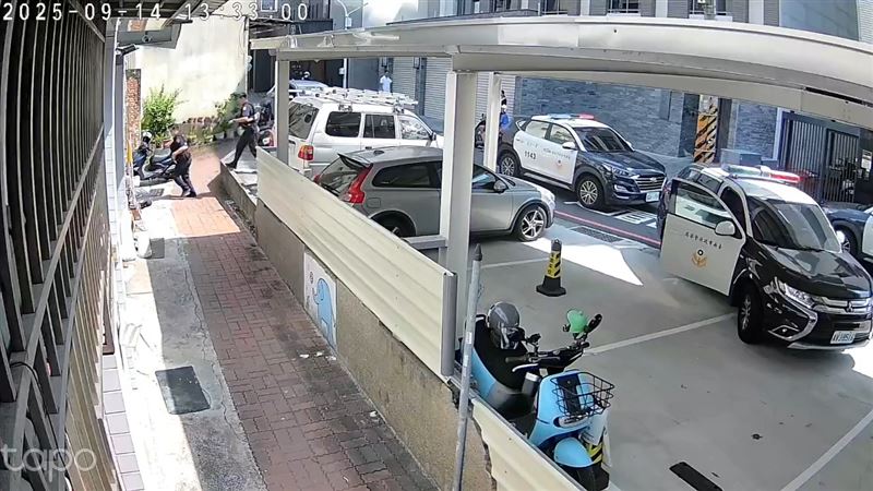 員警進入巷弄中追捕歹徒。（圖／翻攝畫面）
