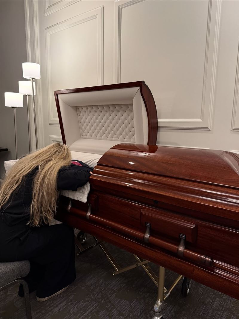 艾瑞卡丈夫遭暗殺事件後於13日首次發聲，稱寡婦的哭喊將如戰鬥的號角，在全世界迴盪。（圖／翻攝自IG @mrserikakirk）