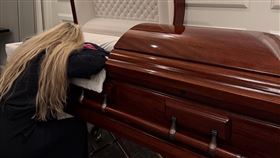 艾瑞卡丈夫遭暗殺事件後於13日首次發聲，稱寡婦的哭喊將如戰鬥的號角，在全世界迴盪。（圖／翻攝自IG @mrserikakirk）