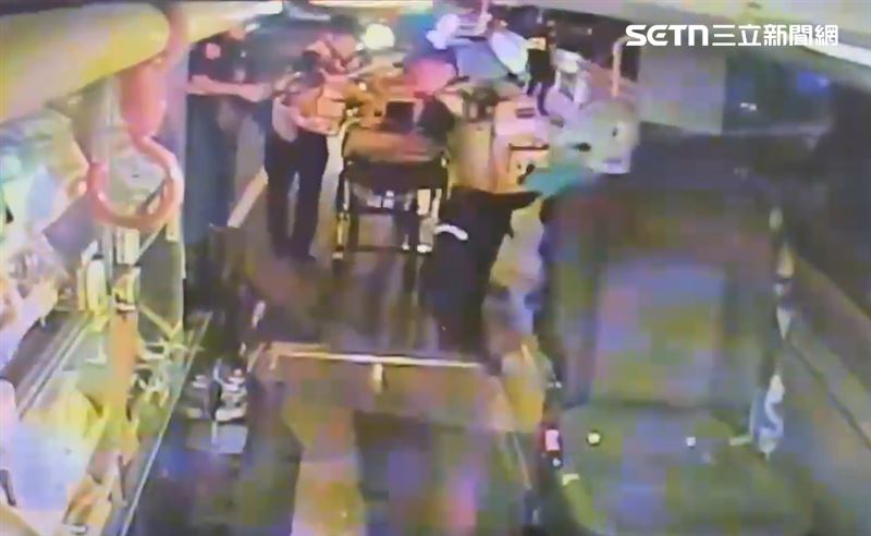 兩名死者的身分也曝光！騎士年僅21歲且後座的女子僅17歲未成年。(圖/翻攝畫面)