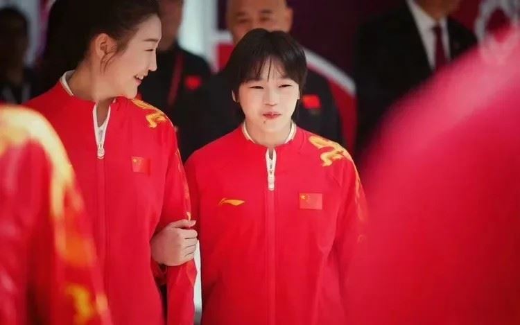 全紅嬋（右）在奧運跳水項目多次摘金，保送暨南大學。（圖／微信公眾號＠暨南大學）