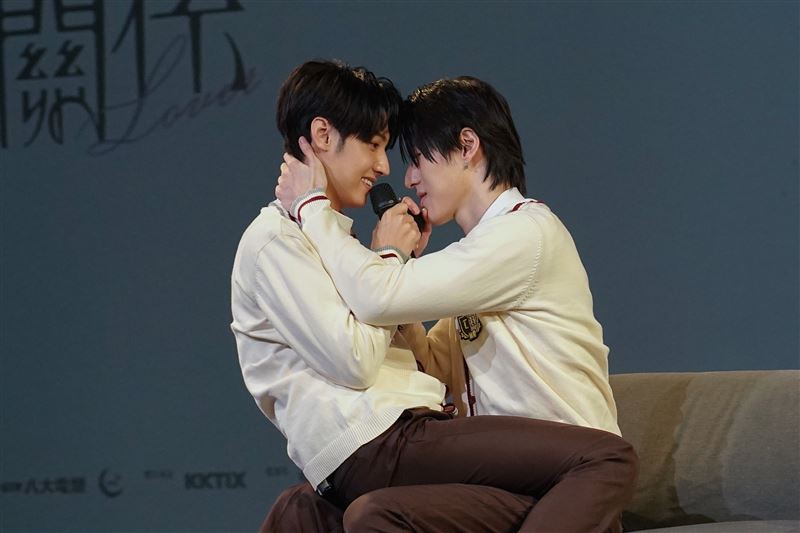 王君豪(左)、成晞親密互動。(圖/《秘密關係》製作單位提供)