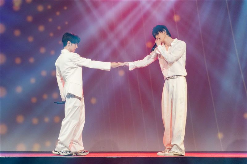 王君豪(左)、成晞深情合唱。(圖/《秘密關係》製作單位提供)