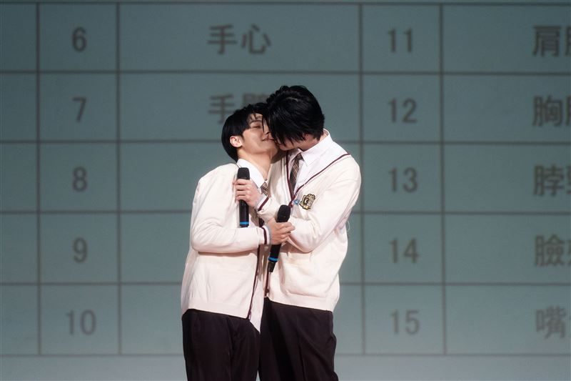 王君豪(左)、成晞當眾接吻。(圖/《秘密關係》製作單位提供)