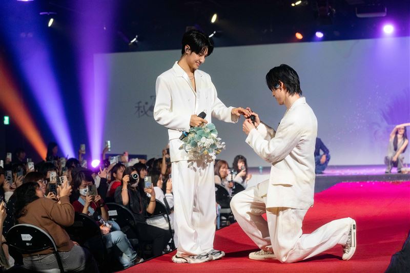 王君豪(左)、成晞當眾求婚。(圖/《秘密關係》製作單位提供)