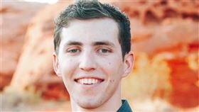 槍殺柯克的22歲嫌犯羅賓森（Tyler Robinson）11日晚間自首後遭逮。（圖／翻攝自X平台 @LucasSa56947288）