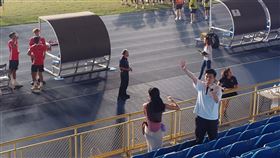 苗博雅在爆炸發生後，拿起麥克風指揮疏散。（圖／翻攝自鄭運鵬臉書）