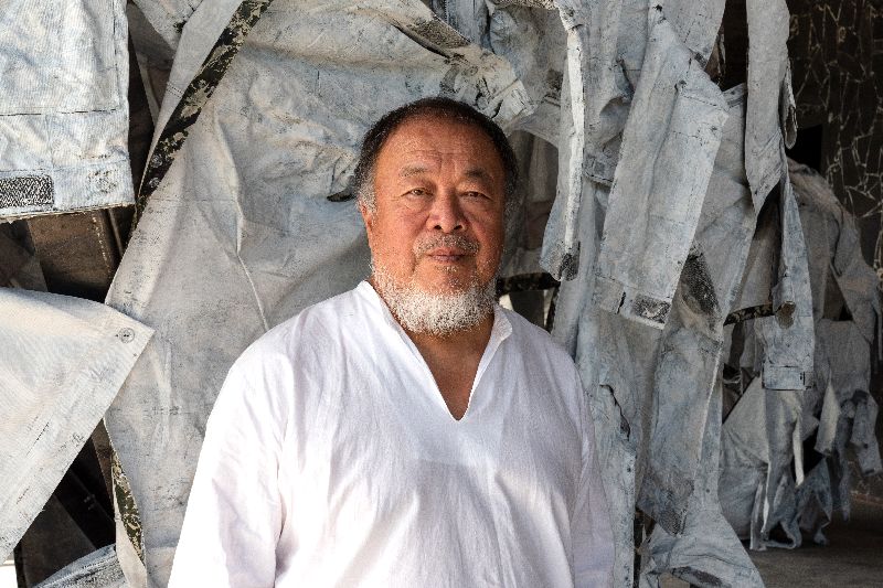 中國異議藝術家艾未未接受中央社訪問表示，在戰爭中思考藝術的功能並不容易。但即使處於戰火中，人仍需要過有尊嚴的生活，包括接觸文化與藝術