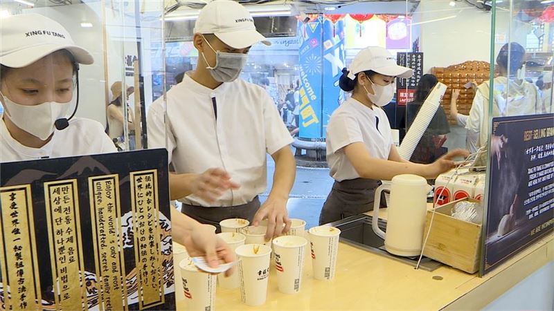 幸福堂珍珠奶茶享譽國際,是西門町的排隊名店,外國觀光客大排長龍。(翻攝畫面)