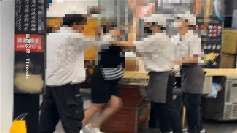 醉漢大鬧幸福堂,點餐口齒不清,怒吼、推擠越南籍店員。(圖/翻攝threads@baq_3605)