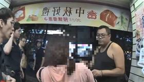 警方獲報到場時，賴女聲稱是遭到性騷，但仍被警方識破是詐騙車手。（圖／翻攝畫面）