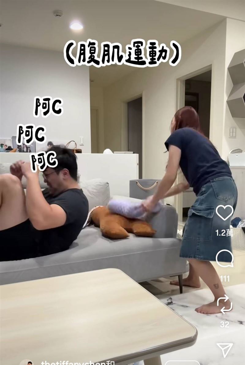 陳彥婷在家跟老公做腹肌運動。（圖／翻攝自陳彥婷IG）