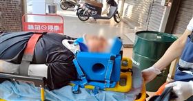 高雄酒吧49歲醉男邀女店員外出遭拒後噴辣椒水鬧事，遭其他酒客持酒瓶砸頭送醫。（圖／翻攝畫面）