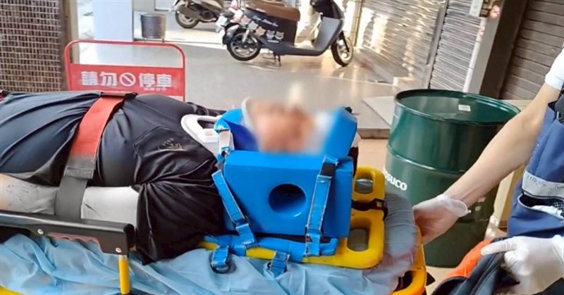 王姓男子遭女店員拒絕噴辣椒水鬧事，遭其他酒客持酒瓶砸頭送醫。（圖／翻攝畫面）