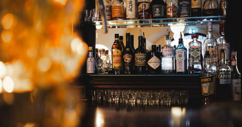 高雄一間酒吧女店員遭奧客勾勾纏，還想帶她出場續攤。（示意圖）