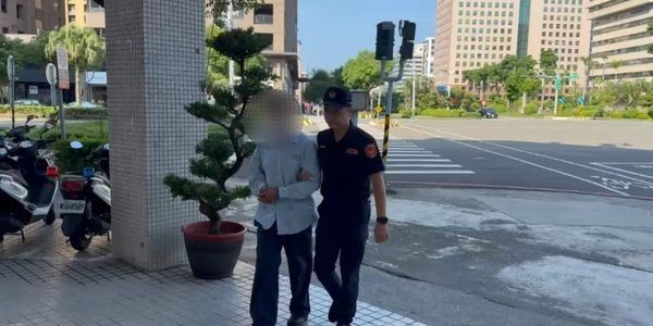 簡男用「正義酒瓶」英雄救美，反因傷害罪遭警方逮捕。（圖／翻攝畫面）