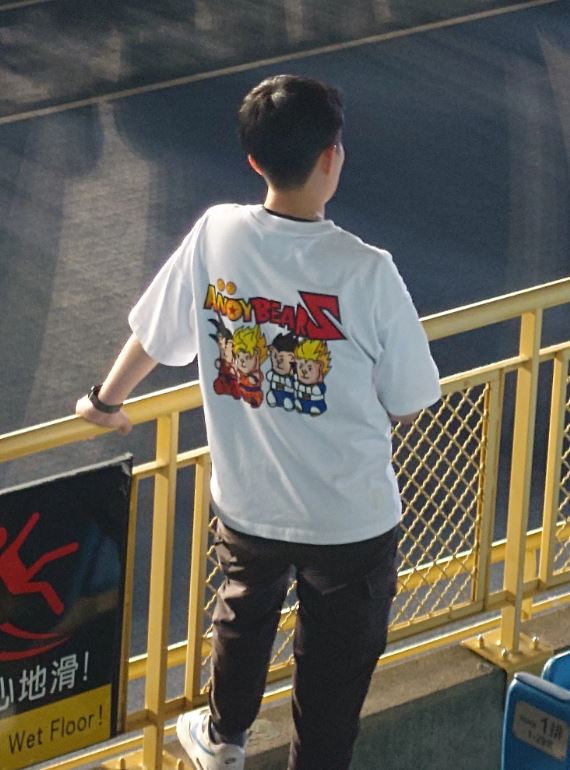 鄭運鵬拍下苗博雅指揮背影，引發網友討論。（圖／翻攝自鄭運鵬Threads）