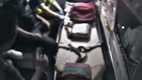 左手被砍傷男子坐上救護車就醫。（圖／翻攝畫面） 