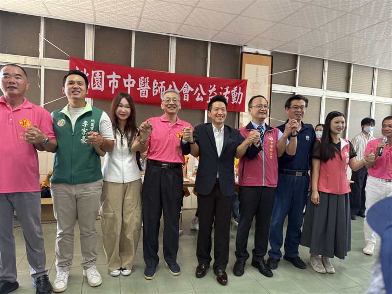 何志偉攜手多位桃園市議員，出席中醫師義診 ，關懷市民健康。（圖／桃園明倫三聖宮提供）