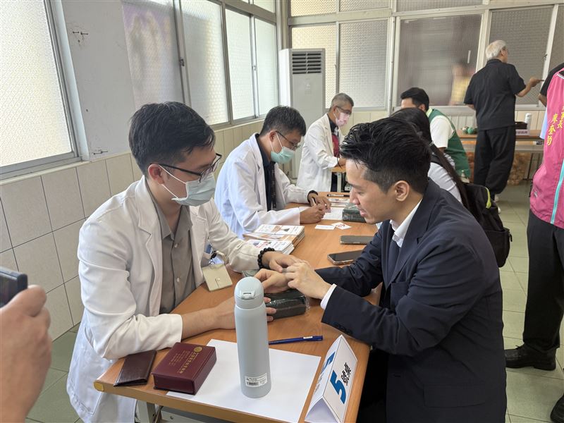 何志偉攜手多位桃園市議員，出席中醫師義診 ，關懷市民健康。（圖／桃園明倫三聖宮提供）