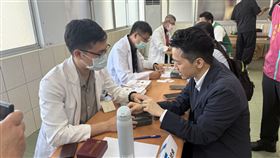 何志偉攜手多位桃園市議員，出席中醫師義診 ，關懷市民健康。（圖／桃園明倫三聖宮提供） 