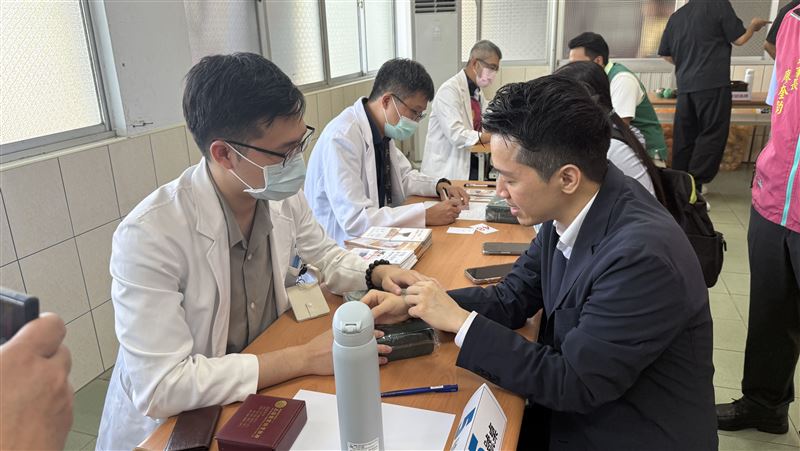 500人擠爆義診！何志偉：中醫是國力武器