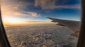 專家不建議飲用機上咖啡或茶，因為熱水來源與洗手台相同，可能藏有病菌。搭飛機（示意圖／Pixabay）