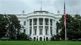 悼念柯克，白宮在社群平台貼出降半旗的照片。（圖／翻攝自白宮臉書）