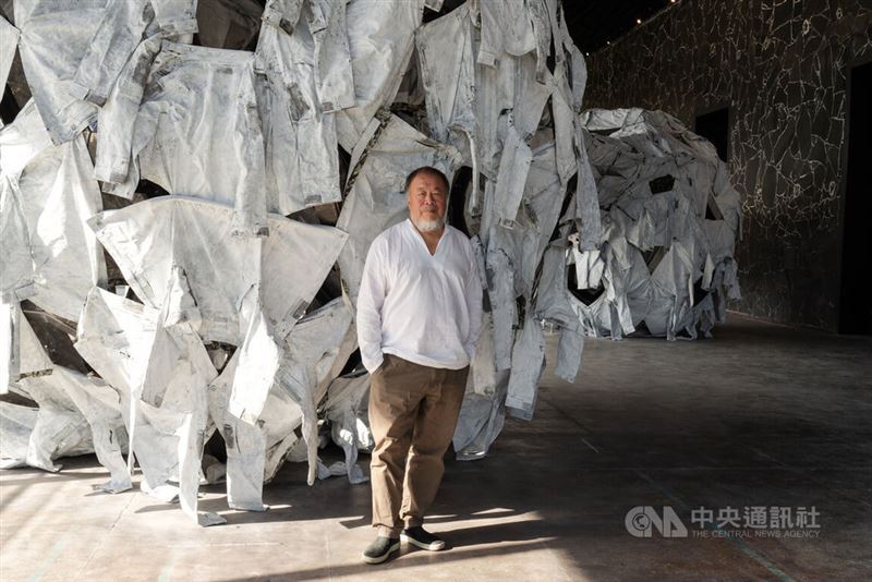 中國異議藝術家艾未未在烏克蘭首都基輔,展出最新的大型裝置,傳達反戰意涵,希望藉此重喚外界對俄烏戰爭的關注