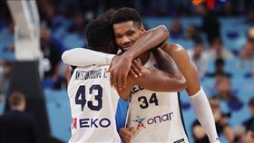 安特托昆博（Giannis Antetokounmpo）轟30分17籃板。（圖／路透社／達志影像）