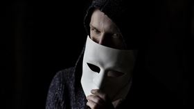 《網路詐騙通報查詢網》公布最新詐騙趨勢，免費的最貴！詐騙常說「免費體驗」、「限量贈品」，最後卻要你一直匯款。記住：正規活動不會叫你付運費或保證金，遇到這種一定要小心！看到名人廣告，不要急著相信！照片可能被盜用，發言可能是偽造。投資理財要靠自己查證，不要隨便被「明星背書」騙了錢。（示意圖／PIXABAY）